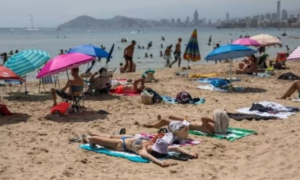 «Βράζουν» τα Kανάρια Νησιά: Διαδηλώσεις διαμαρτυρίας για τον υπερτουρισμό - «Δεν αντέχουμε άλλο»
